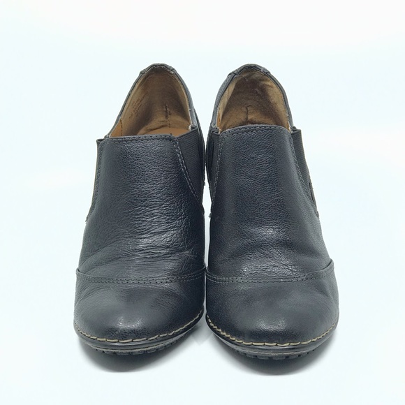 SOFFT BLACK LEATHER ALMOND TOW ANKLE BOOTIE - Picture 2 of 8